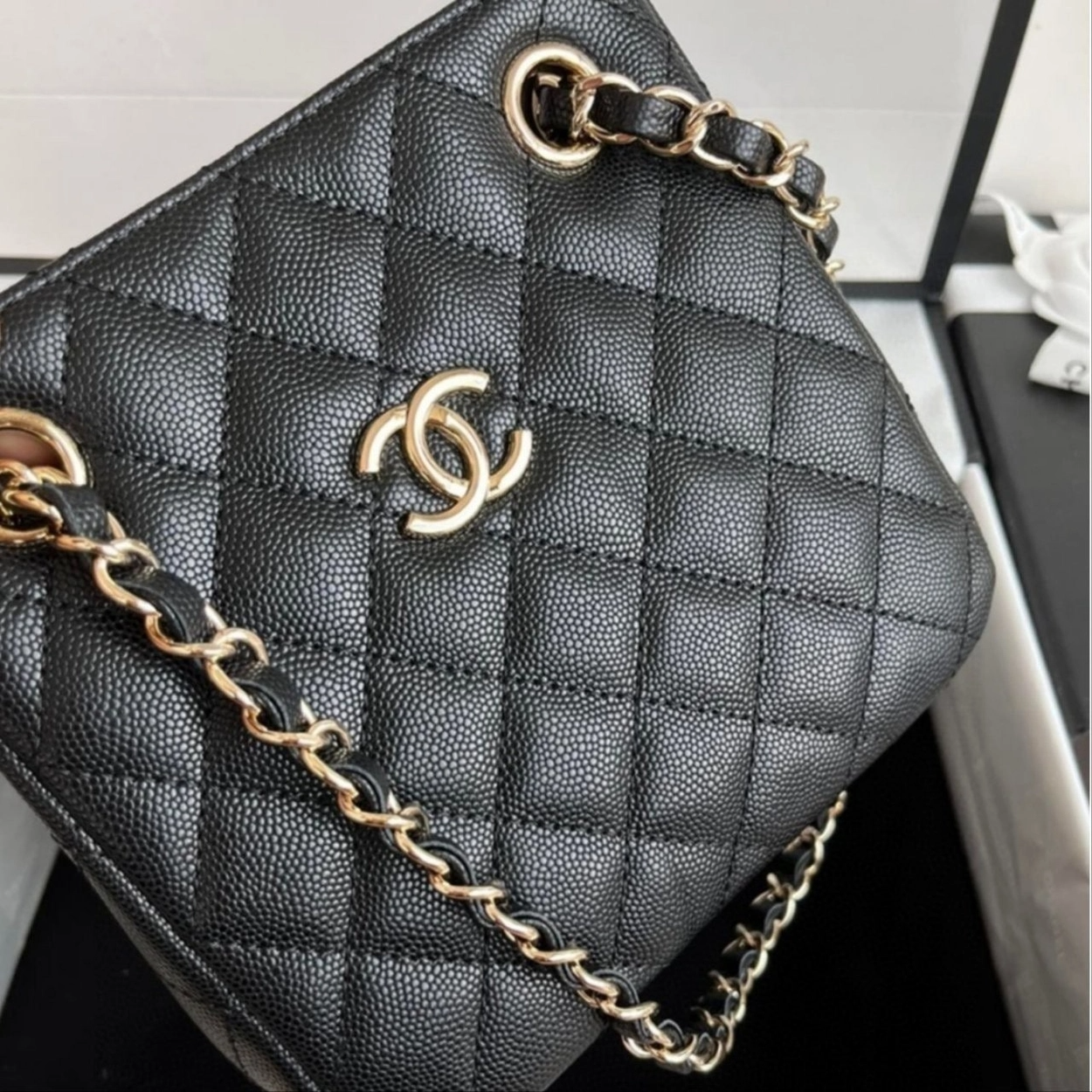 샤넬 턴 락 버킷 미니백