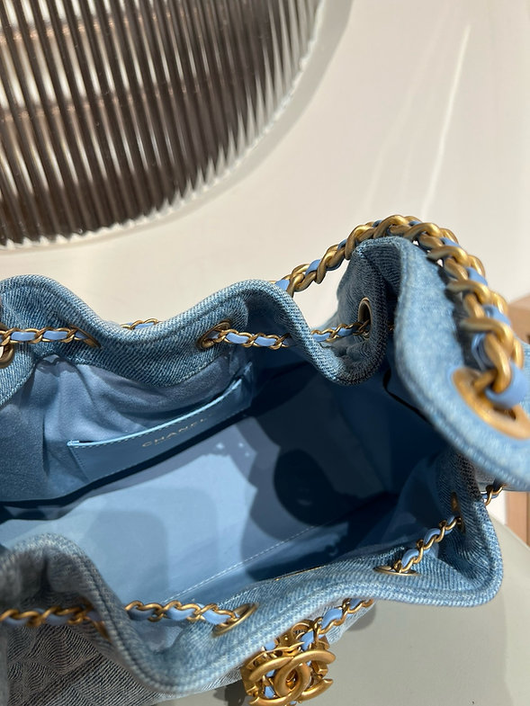 샤넬 25S 25백 미듐 블루 빈티지금장 워시드데님