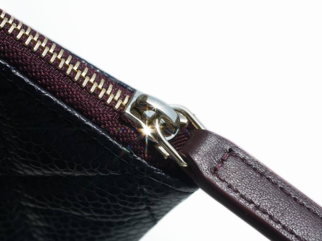 샤넬 클래식 미니 파우치 캐비어 은장 A82365