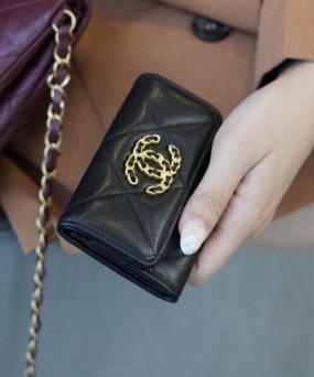 샤넬 19 플랩 카드지갑 램스킨 금장 블랙 AP1790