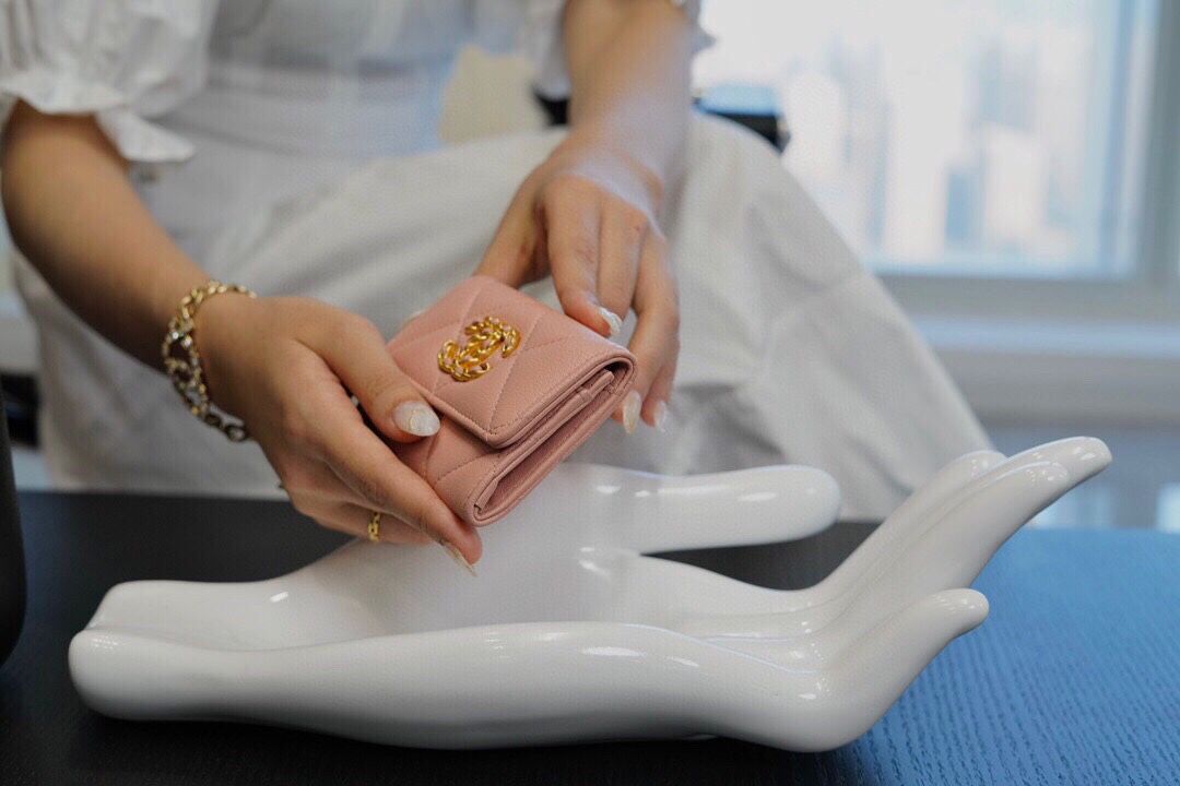 샤넬 19 플랩 카드지갑 램스킨 금장 핑크 AP1790