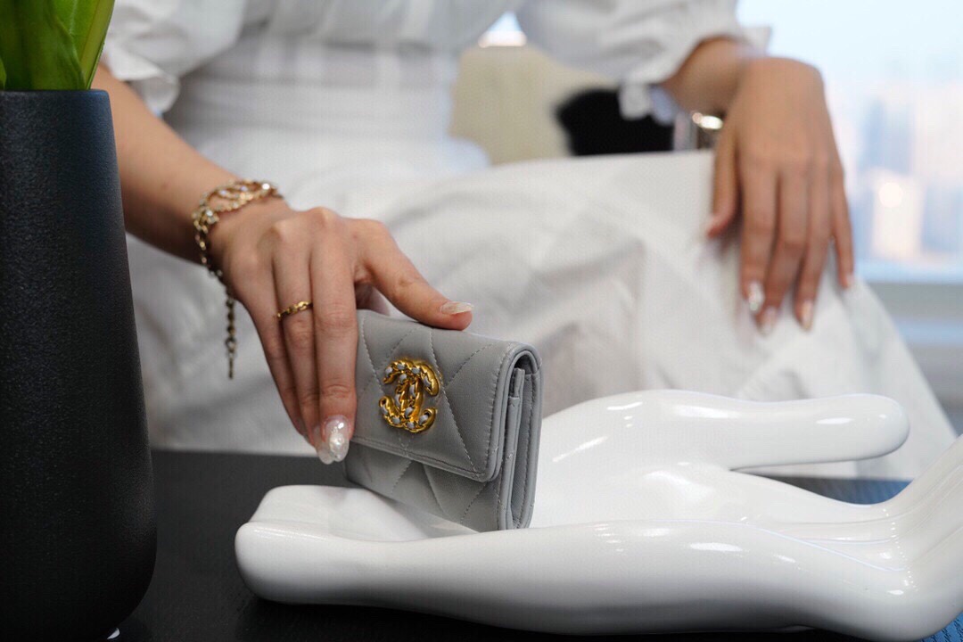 샤넬 19 플랩 카드지갑 램스킨 금장 소라 AP1790