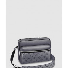 루이비통 아웃도어 메신저백 M30830