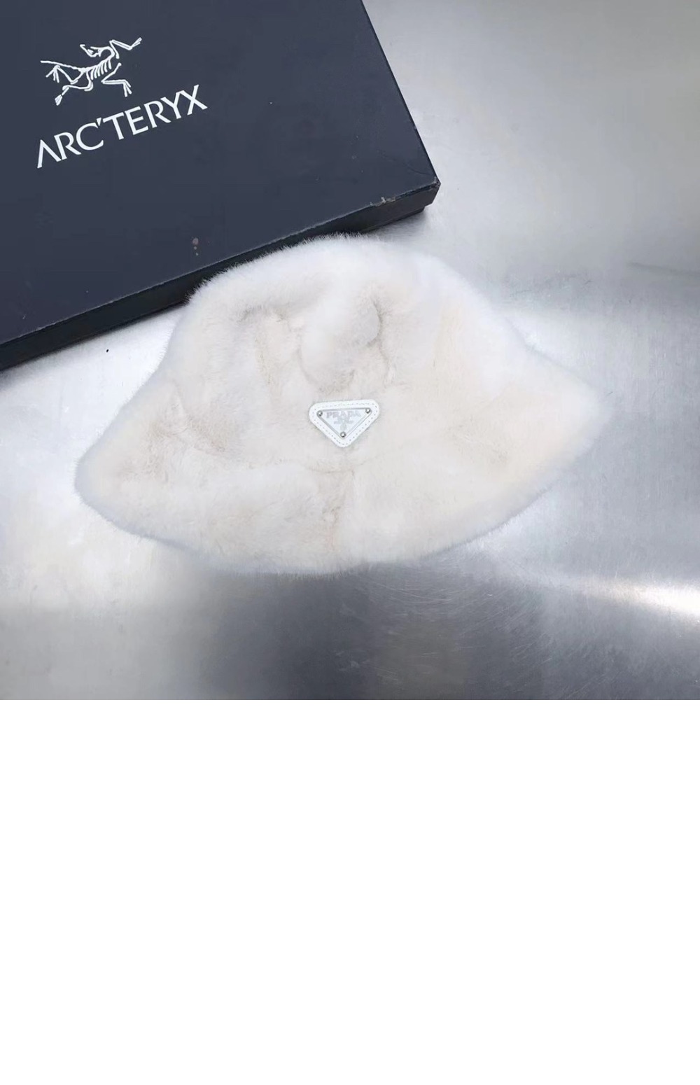 프라다 트라이앵글 버킷햇 1HC137