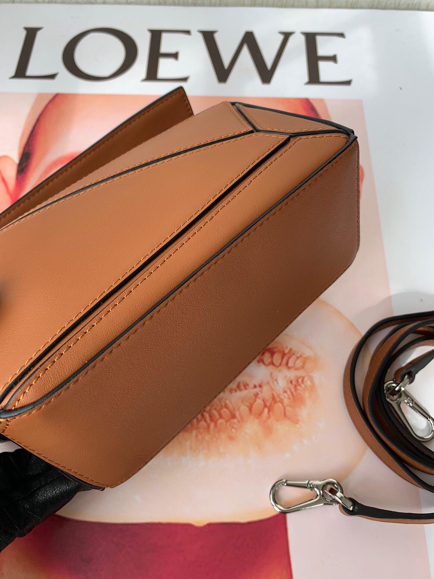 로에베 클래식 카프스킨 미니 퍼즐 백 브라운