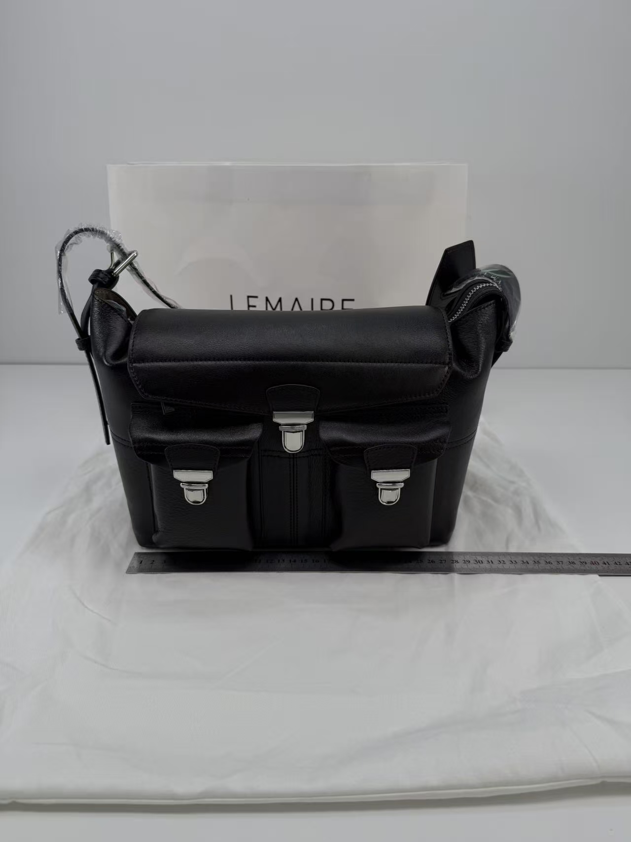 르메르 위크엔드 기어 백 나파 가죽 블랙 가로: 39cm 세로: 23cm 폭: 20cm