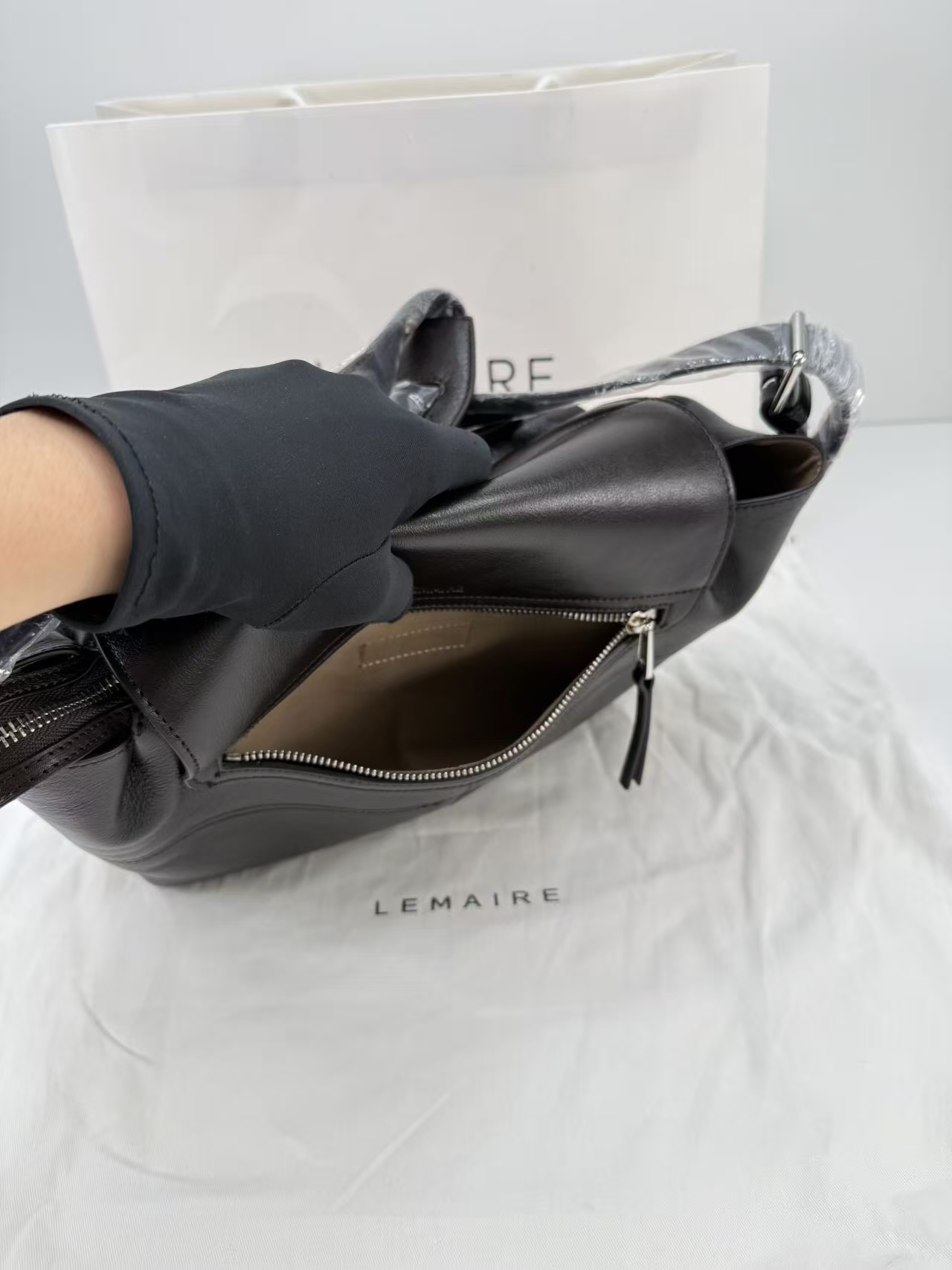 르메르 위크엔드 기어 백 나파 가죽 블랙 가로: 39cm 세로: 23cm 폭: 20cm