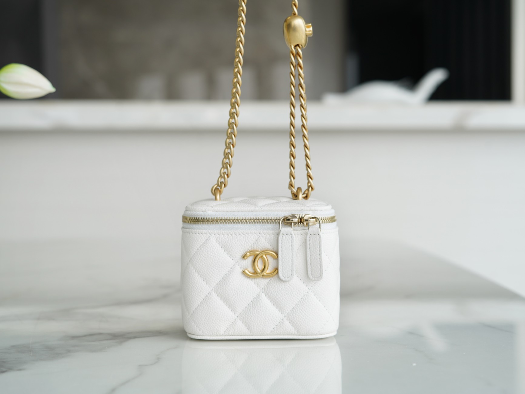 샤넬 스몰 체인 코스메틱 캐비어 화이트