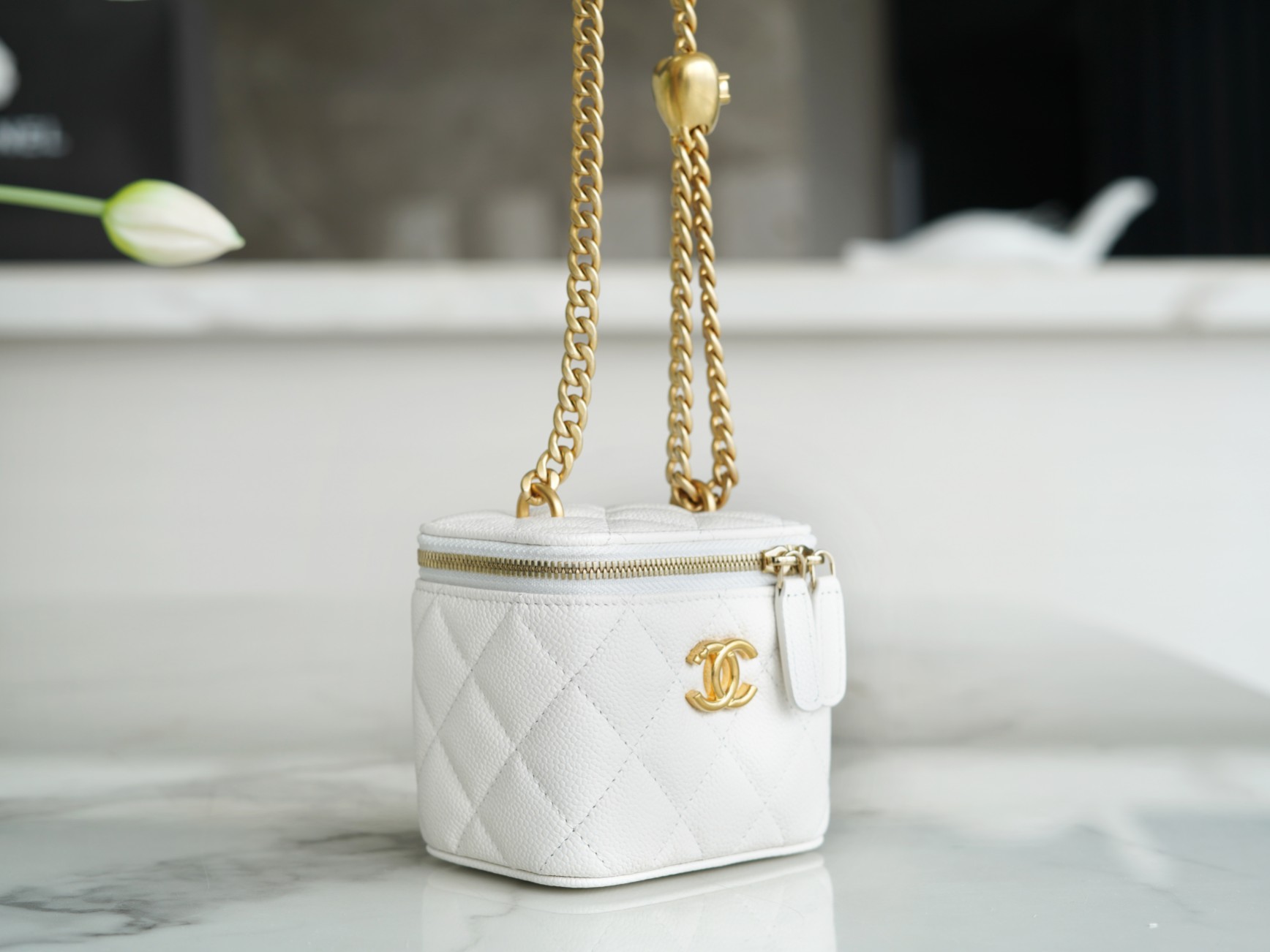 샤넬 스몰 체인 코스메틱 캐비어 화이트