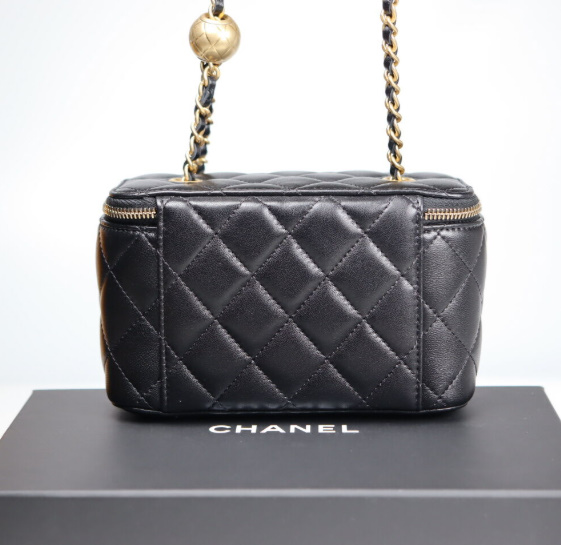 샤넬 클래식 골드볼 직사각 베니티백 AP2303 9.5 X 17.8CM 램스킨 블랙 금장