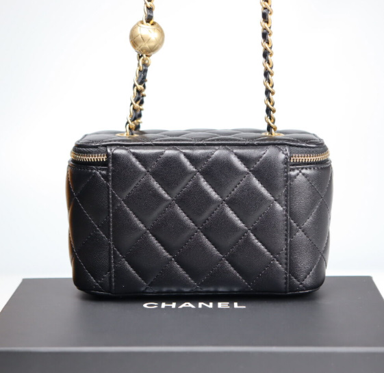 샤넬 클래식 골드볼 직사각 베니티백 AP2303 9.5 X 17.8CM 램스킨 블랙 금장