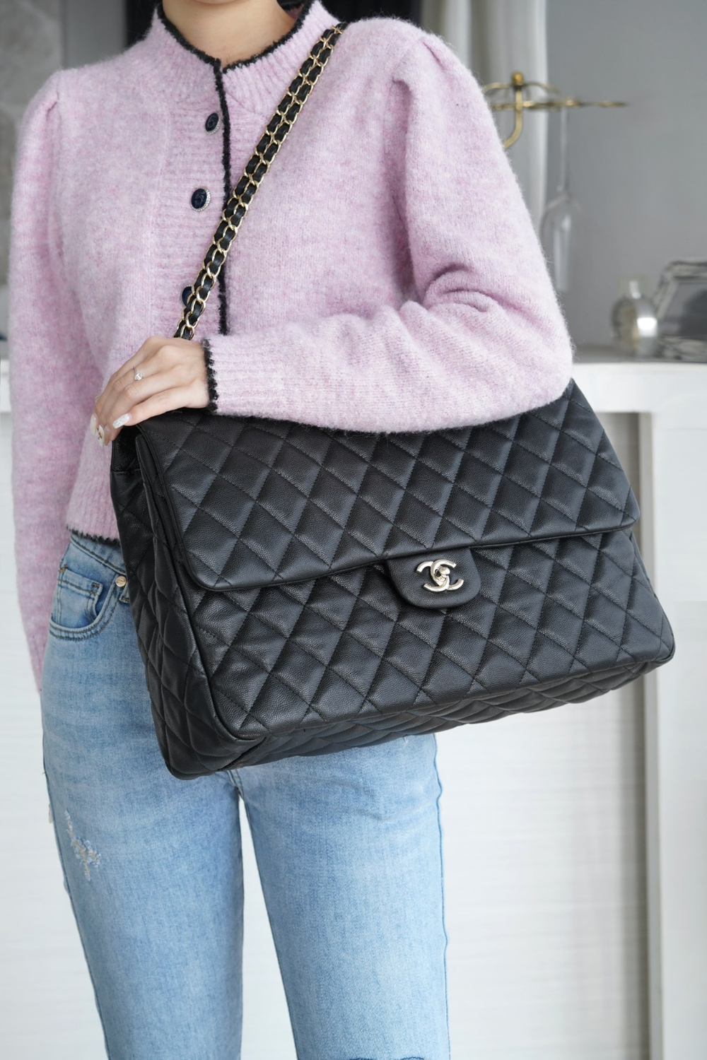 샤넬 클래식 맥시 핸드백 캐비어 은장 크기: 22 x 33 x 10cm