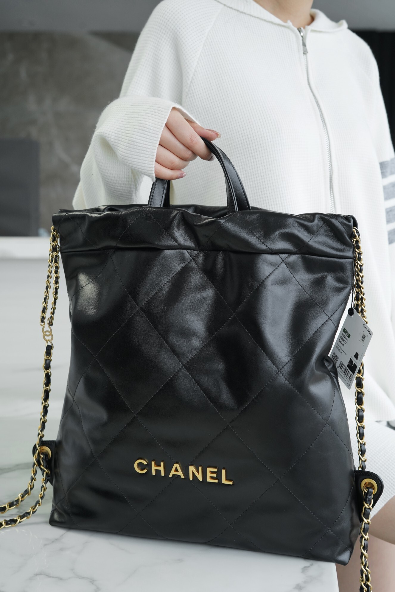 샤넬 22 백팩 라지 블랙 금장 사이즈 : 51 x 40 x 9 cm