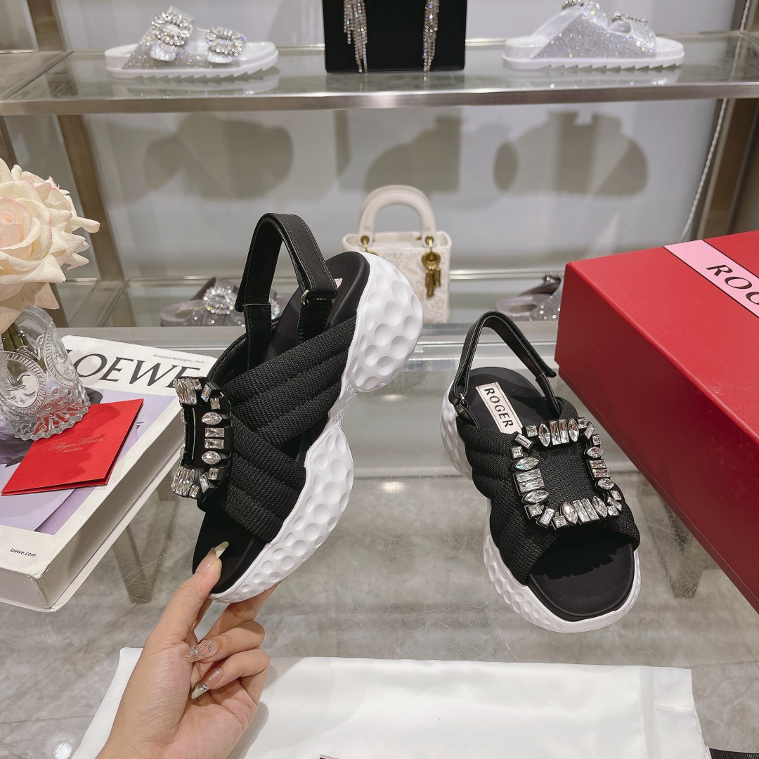 로저비비에 비브 런 라이트 스트라스 버클 샌들