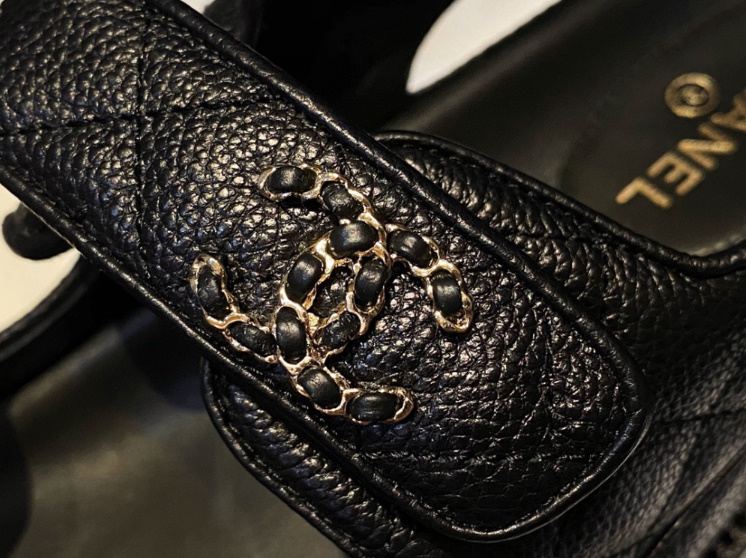 샤넬 레더 벨크로샌들 통굽가죽 스트랩샌들 G35927