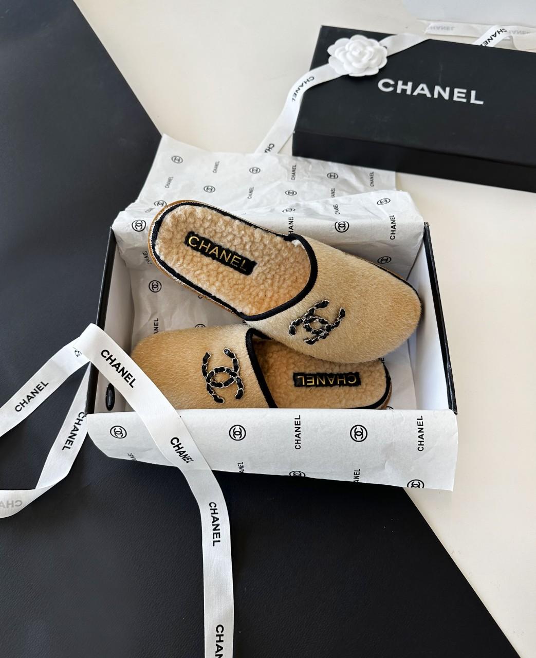 샤넬 체인 CC 로고 시어링 스웨이드 뮬 슬리퍼
