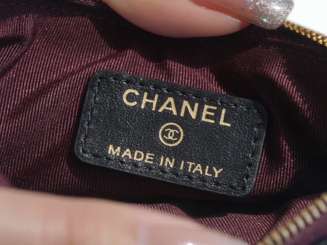 샤넬 클래식 미니 파우치 램스킨 은장 A82365