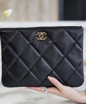 샤넬 19 클러치 백 램스킨 금장 AP0952