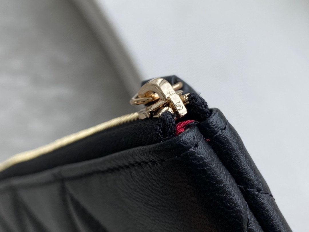 샤넬 19 클러치 백 램스킨 금장 AP0952