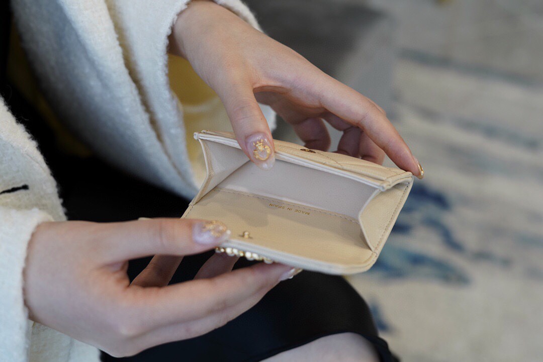 샤넬 19 플랩 카드지갑 램스킨 금장 베이지 AP1790