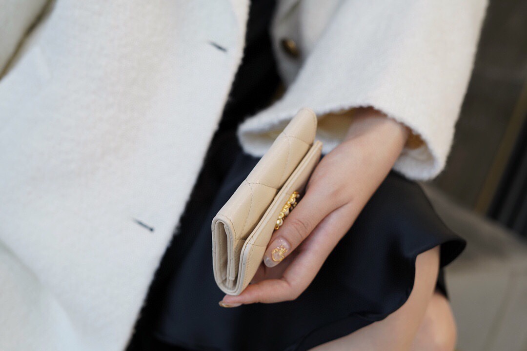 샤넬 19 플랩 카드지갑 램스킨 금장 베이지 AP1790