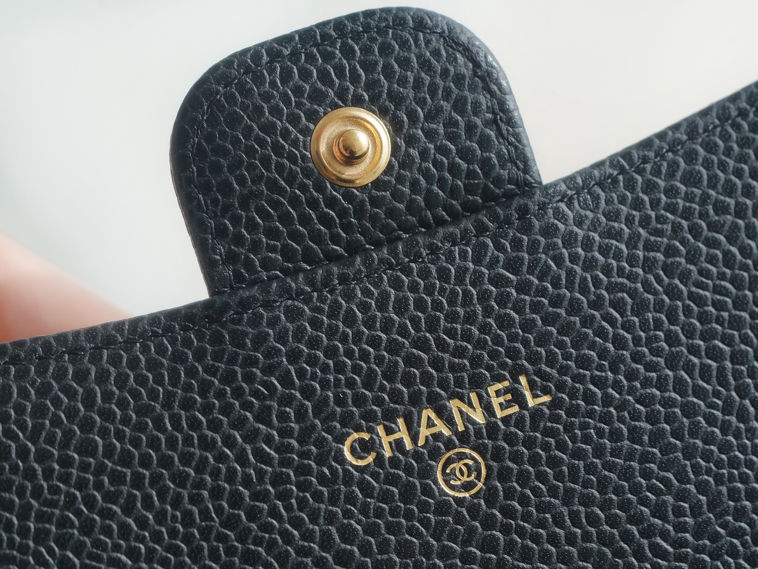 샤넬 똑딱이 장지갑 캐비어 금장 AP0241