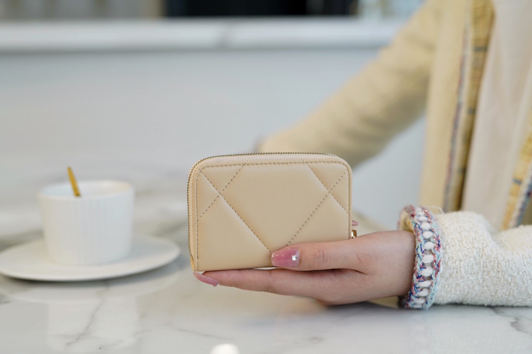 샤넬 19 지퍼 코인 지갑 램스킨 금장 베이지 AP0949