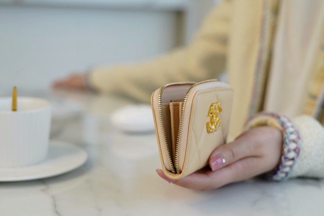 샤넬 19 지퍼 코인 지갑 램스킨 금장 베이지 AP0949