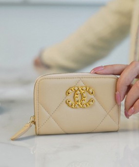 샤넬 19 지퍼 코인 지갑 램스킨 금장 베이지 AP0949