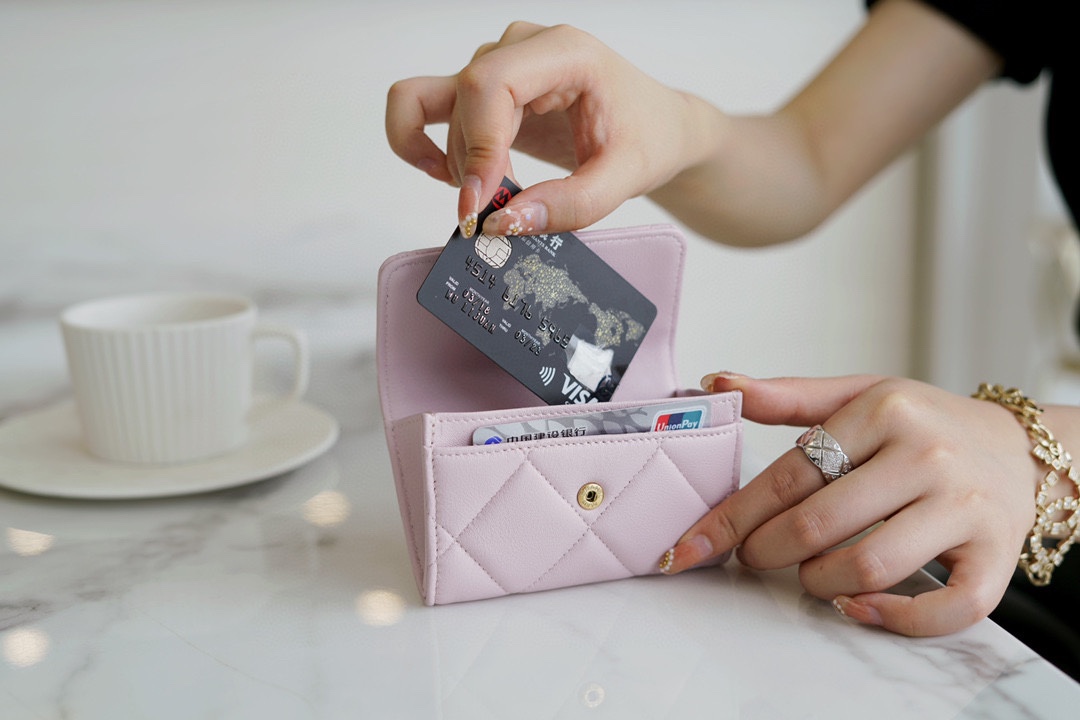 샤넬 19 플랩 카드지갑 램스킨 금장 연핑크 AP1790