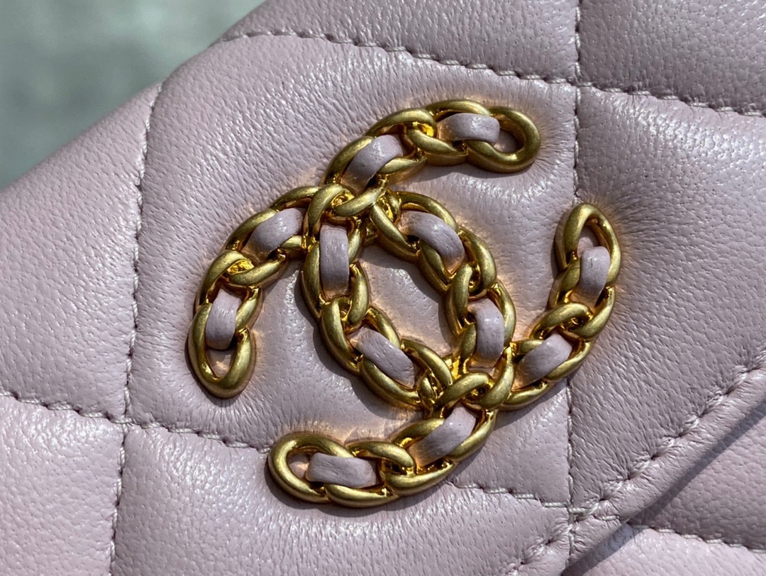 샤넬 19 플랩 카드지갑 램스킨 금장 연핑크 AP1790