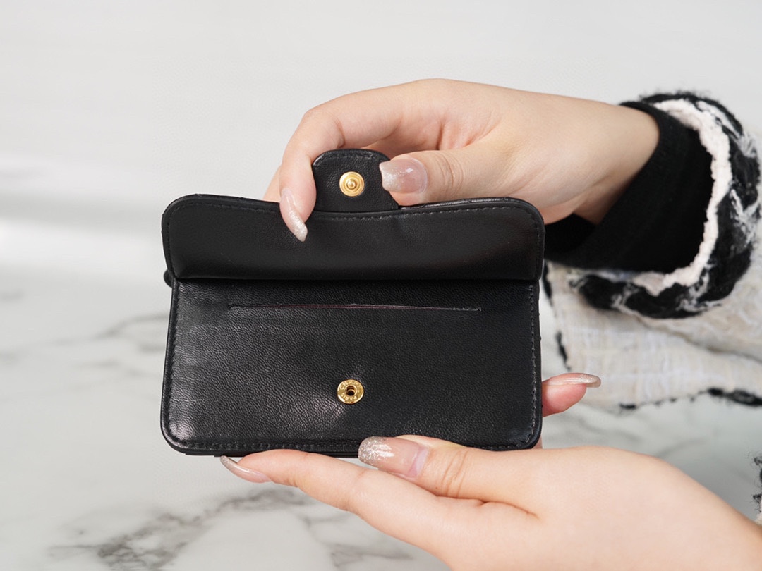 샤넬 클래식 플랫 지퍼 카드지갑 램스킨 금장 AP2570