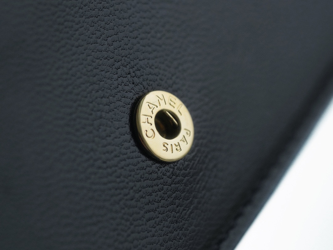 샤넬 클래식 플랫 지퍼 카드지갑 램스킨 금장 AP2570