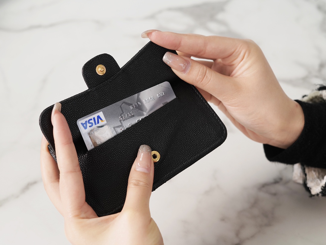 샤넬 클래식 플랫 지퍼 카드지갑 캐비어 금장 AP2570