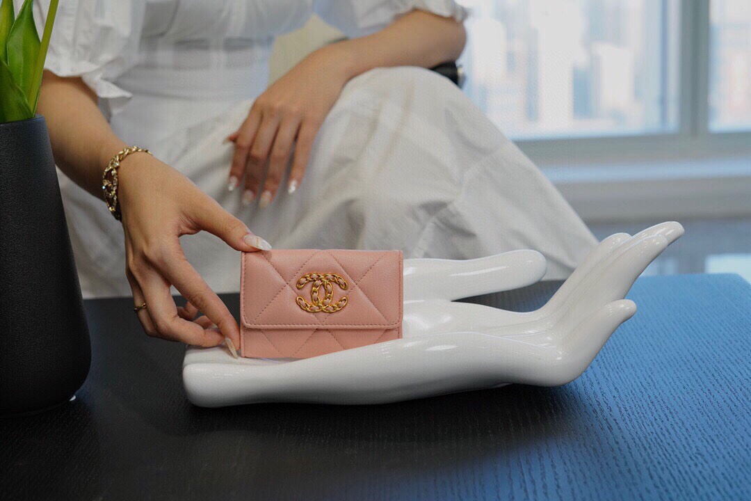 샤넬 19 플랩 카드지갑 램스킨 금장 핑크 AP1790