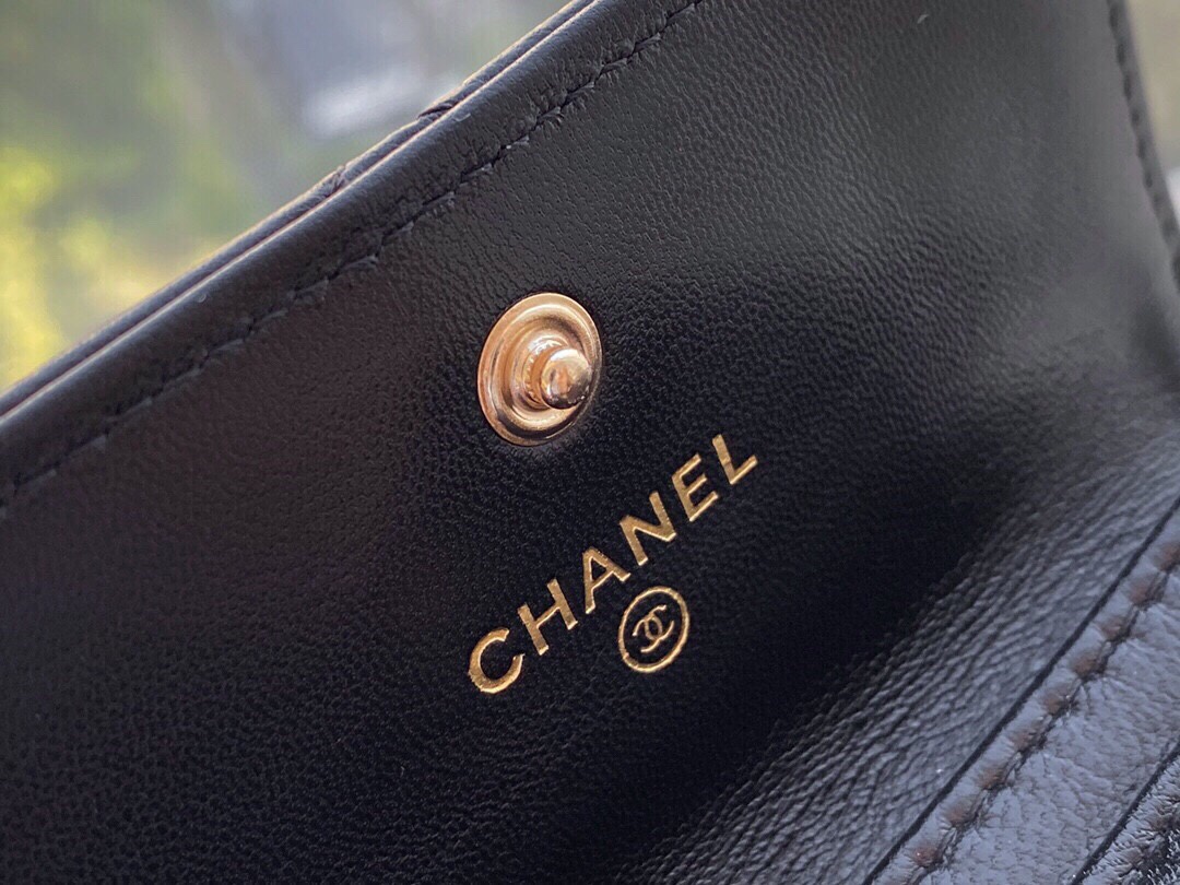 샤넬 19 플랩 카드지갑 램스킨 금장 블랙 AP1790