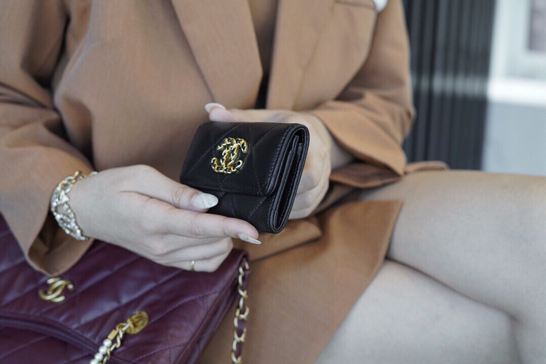 샤넬 19 플랩 카드지갑 램스킨 금장 블랙 AP1790