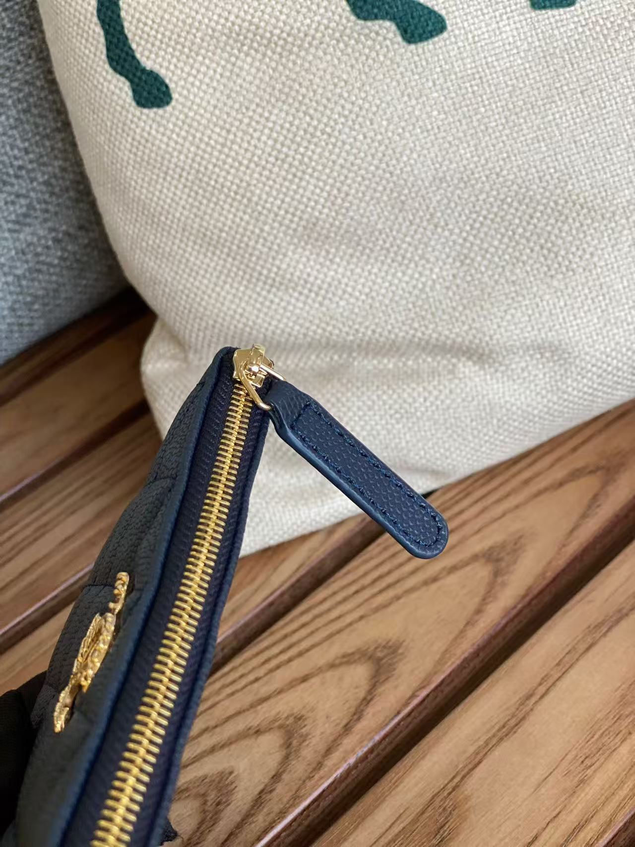 샤넬 클래식 미니 파우치 네이비 캐비어 금장 15 x 9.5CM