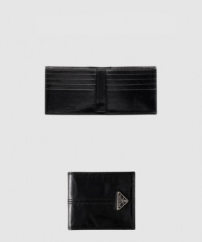 프라다 삼각 메탈 로고 플랩 가죽 지갑 2M0513